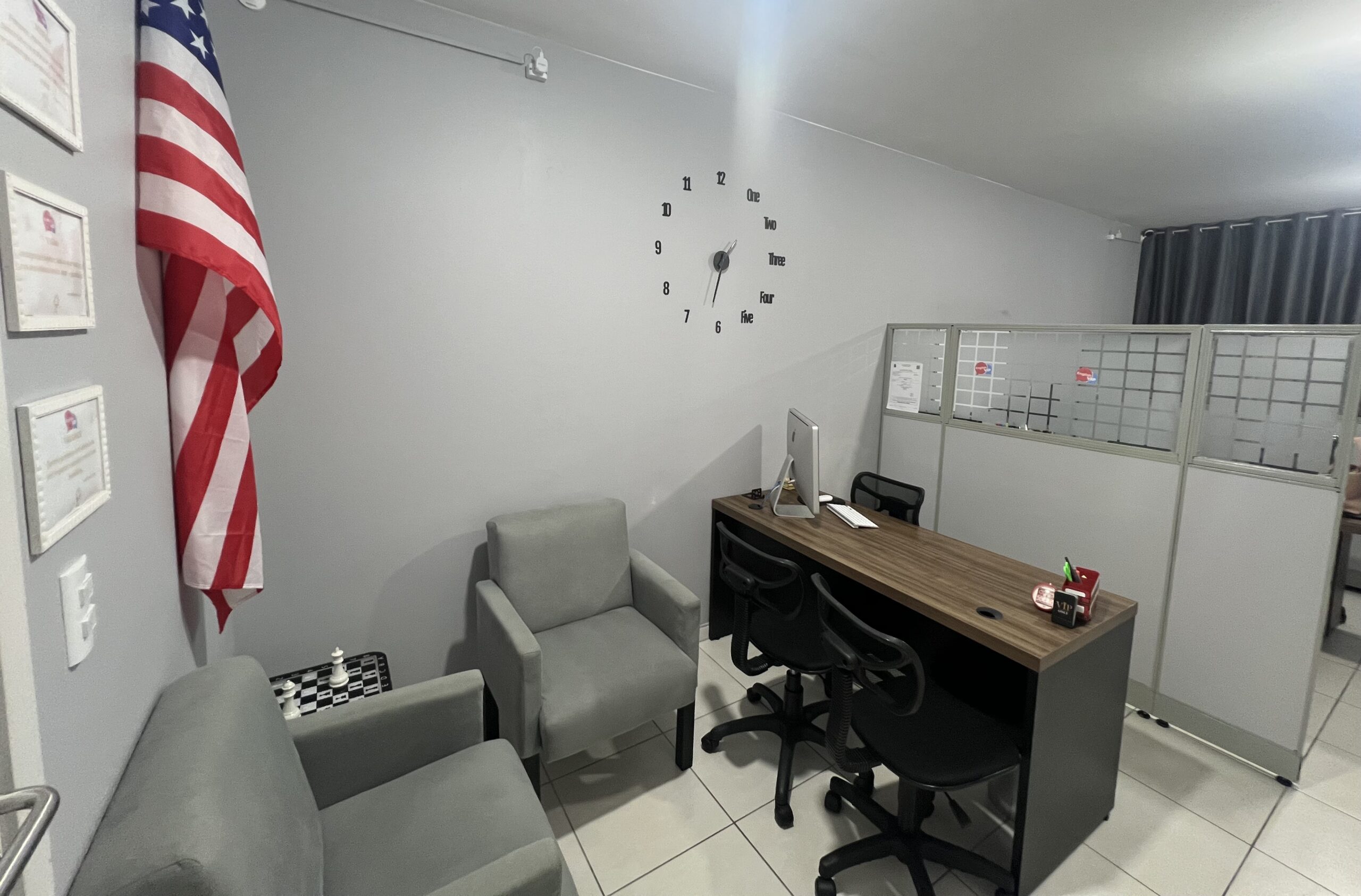 Ambiente de recepção da escola de inglês English VIP em Palhoça