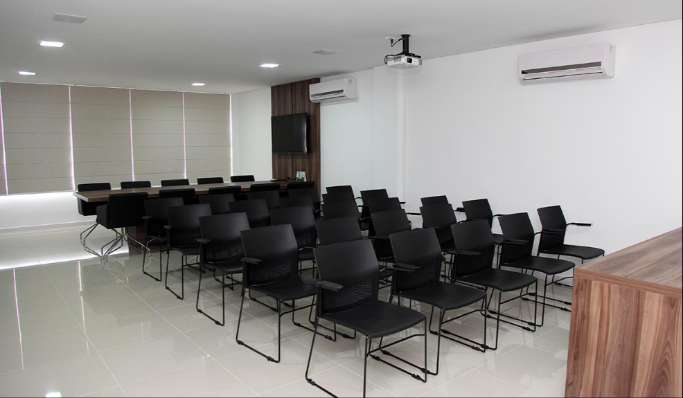 Sala ampla no edifício da sede da English VIP em Palhoça
